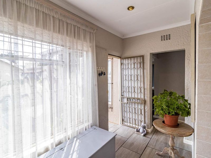 QUALITY FAMILY HOME WITH A FULL COTTAGE FOR SALE IN BRACKENDOWNS - Photo 8