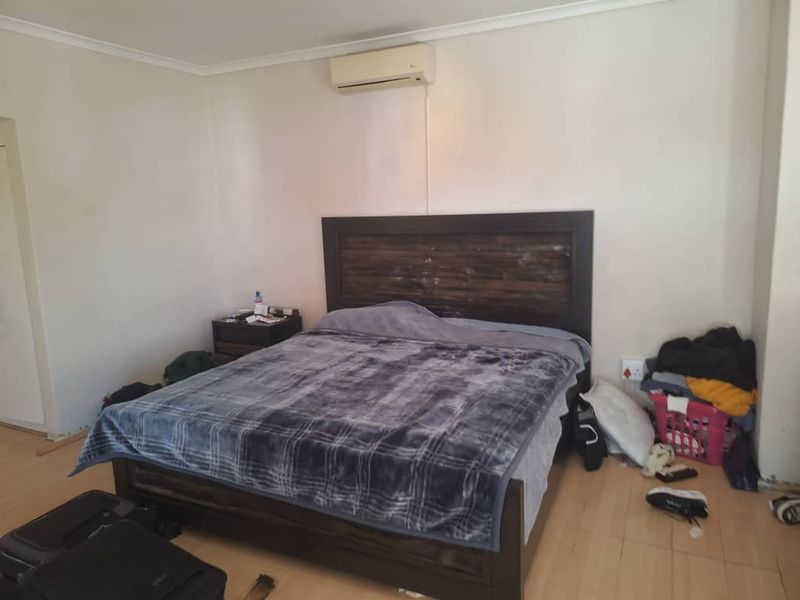 "Dream Big: Spacious 5-Bed Home in Hockland Park!" - Photo 2