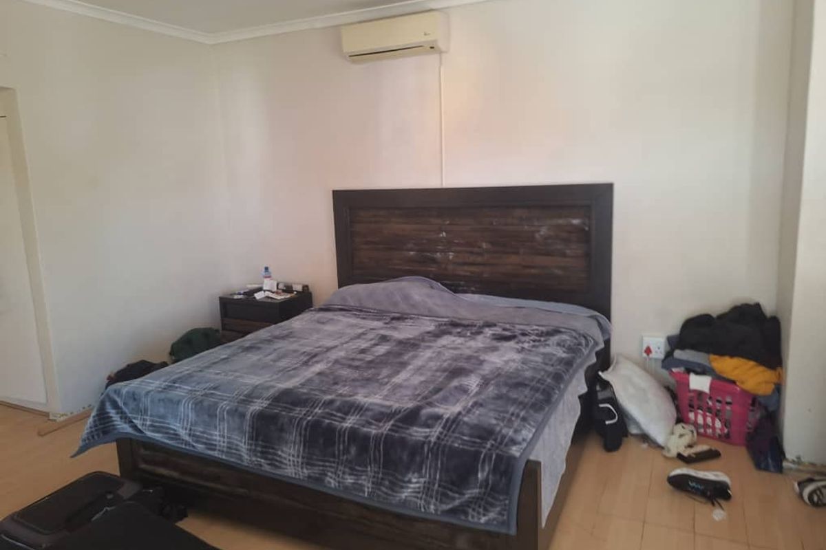 "Dream Big: Spacious 5-Bed Home in Hockland Park!" - Photo 2