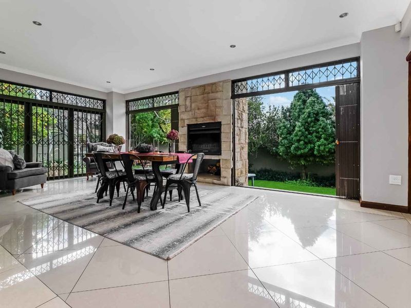 SPACIOUS ENTERTAINER FAMILY HOME IN A QUIET AND CONVENIENT BOOMED LOCATION - Photo 10
