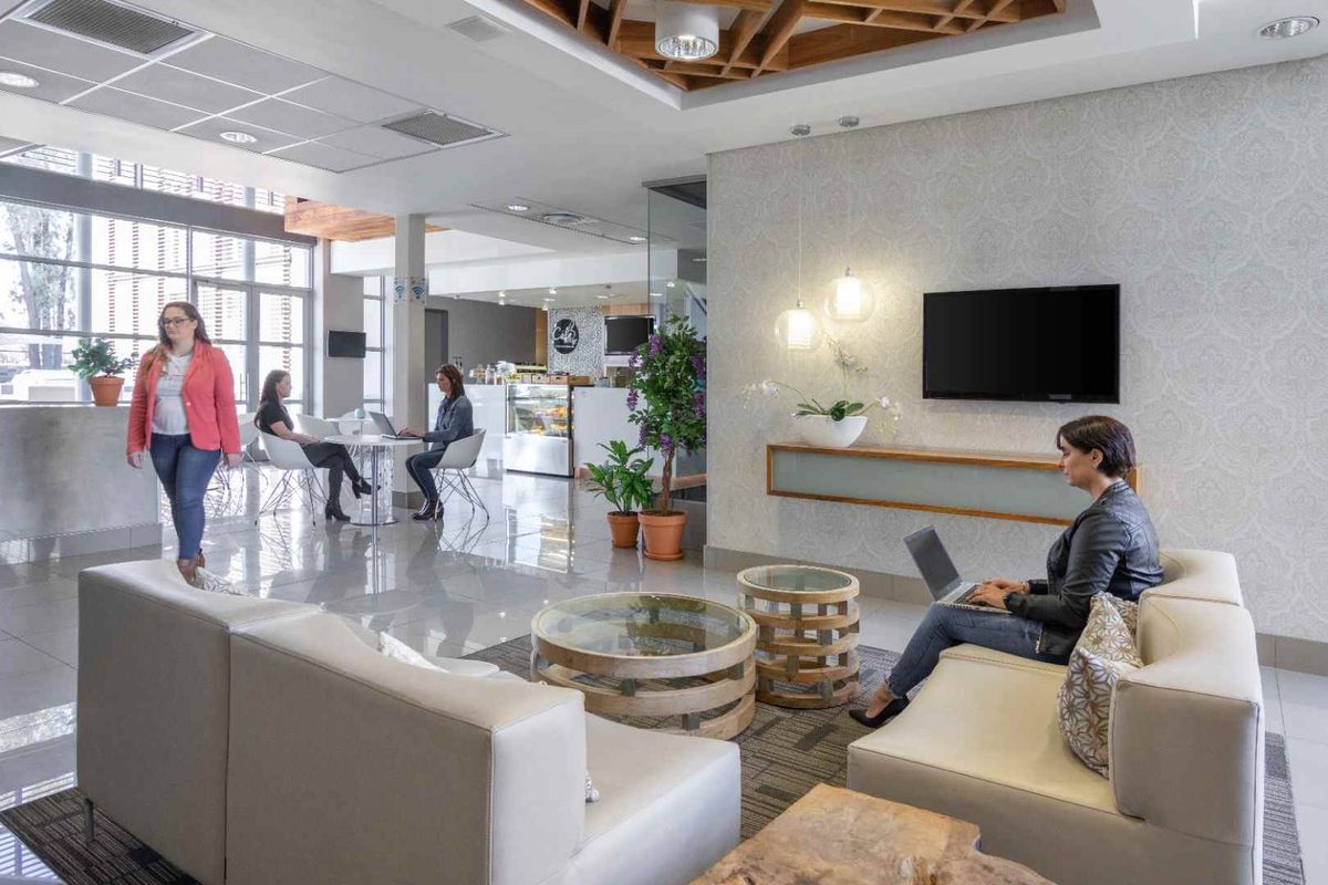 Beautifully designed office space for 1 person in Spaces Broadacres. - Photo 4