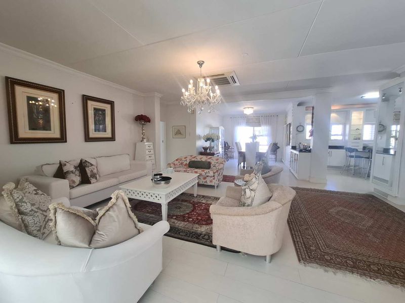 Gorgeous single level home with amazing garden - Photo 4