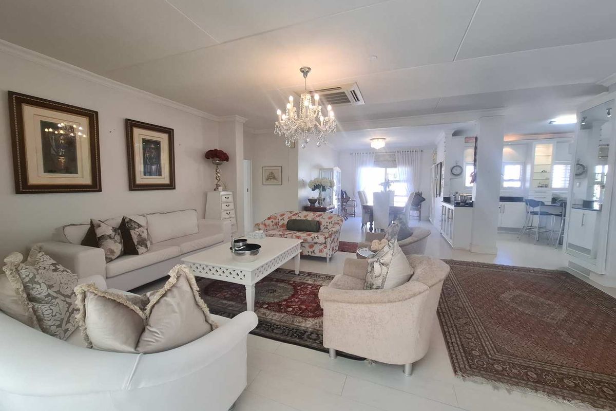 Gorgeous single level home with amazing garden - Photo 4