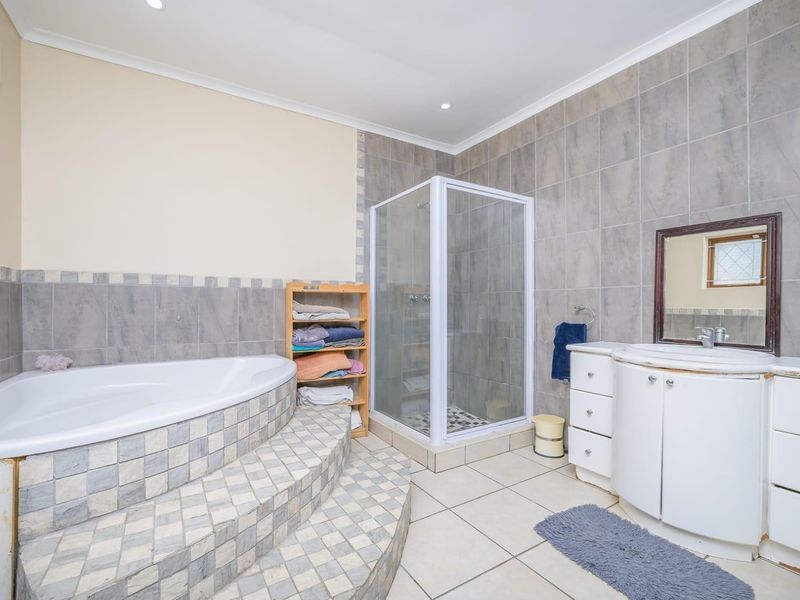 Spacious Ocean View Home with Pool, Sea Views PLUS 1 BED GRANNY COTTAGE! - Photo 10