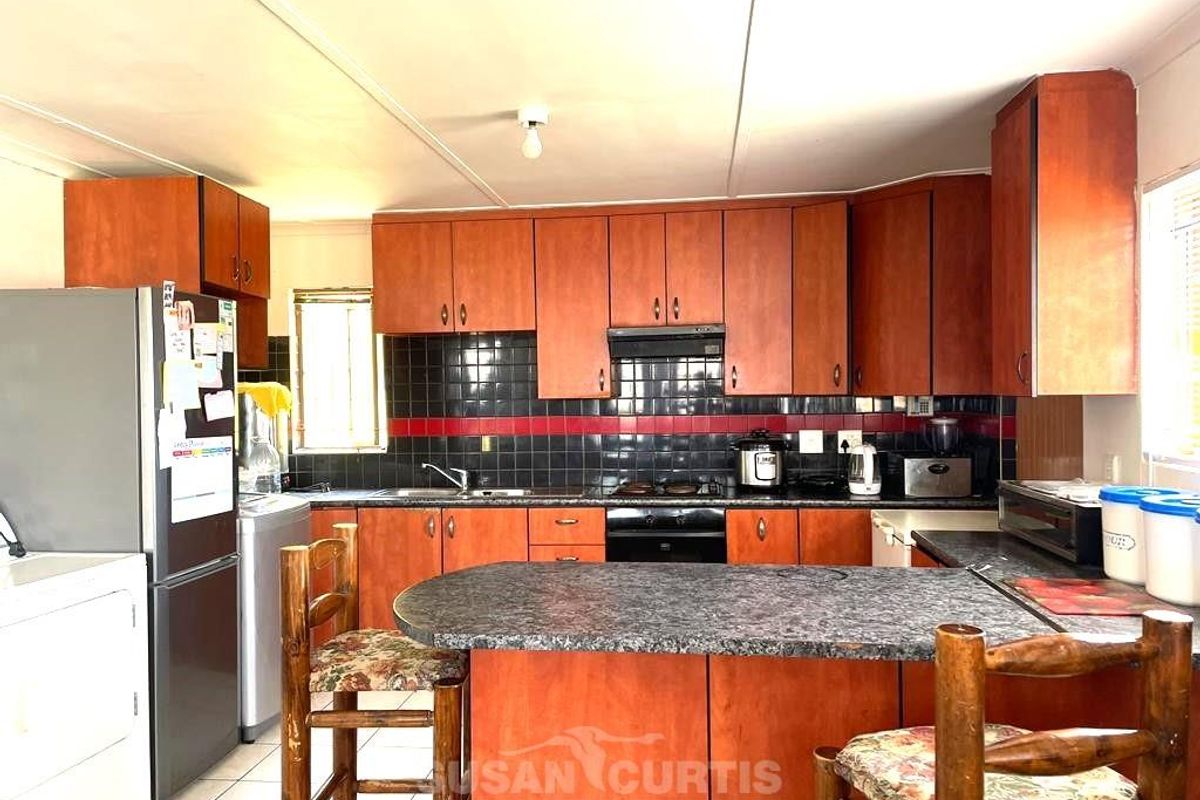 Charming 3-Bed Home - Photo 2