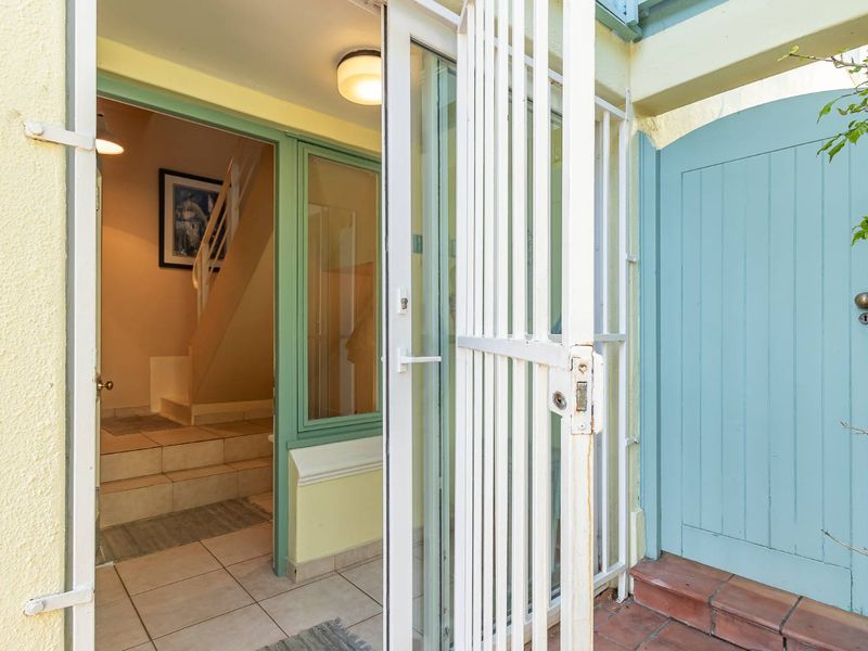 Spacious Coastal Villa – Ideal Lock-Up-and-Go or Permanent Residence - Photo 3