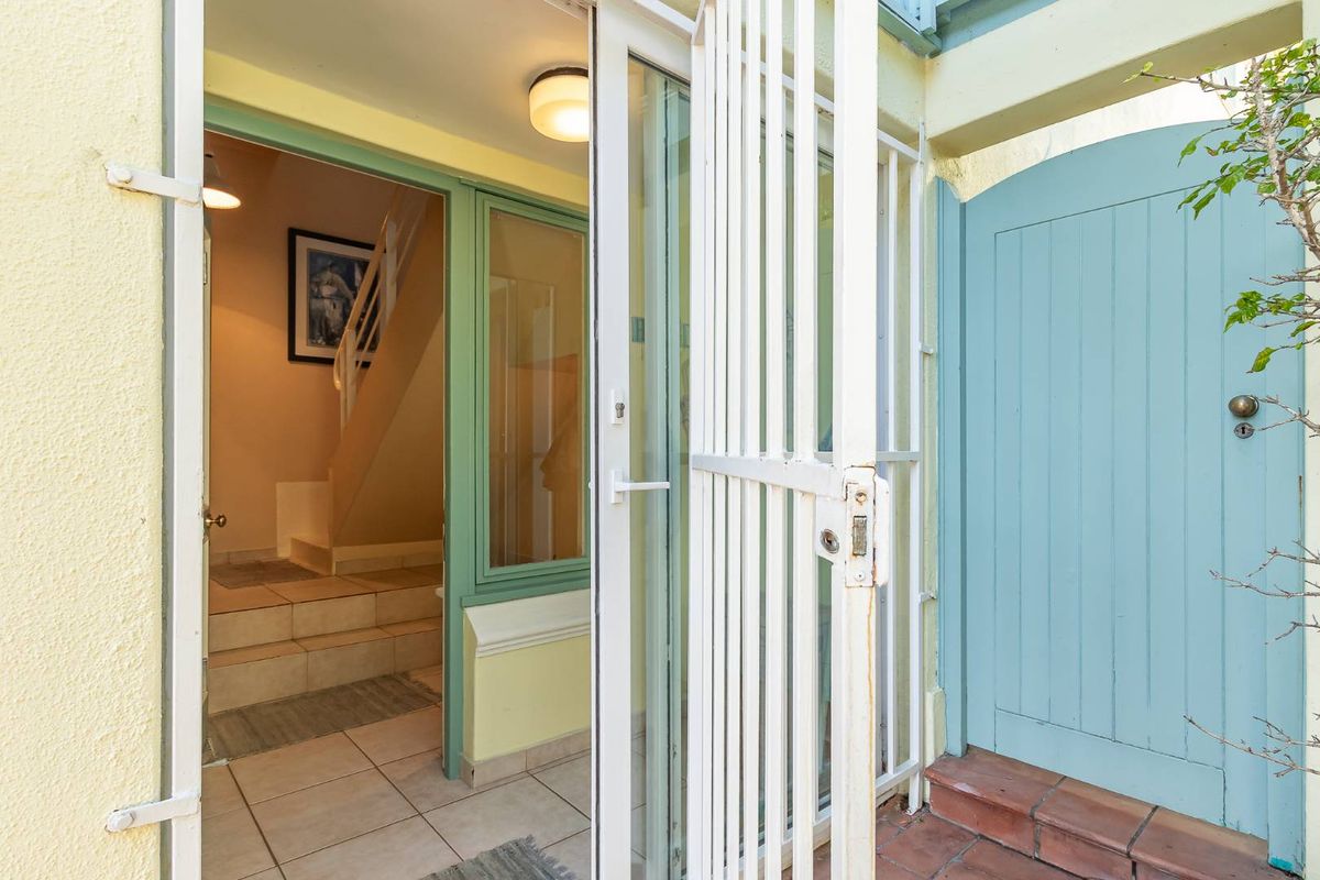 Spacious Coastal Villa – Ideal Lock-Up-and-Go or Permanent Residence - Photo 3