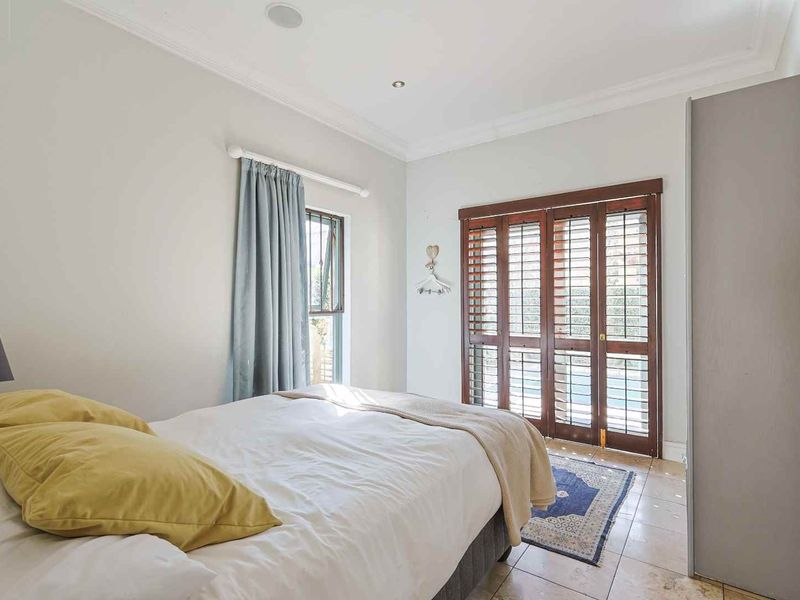 Elegant 5-Bedroom Family Residence in an Exclusive Secure Estate - Photo 7