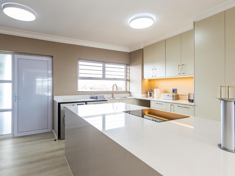 Stunning, newly renovated north-facing apartment offering modern luxury and exceptional natural light - Photo 8