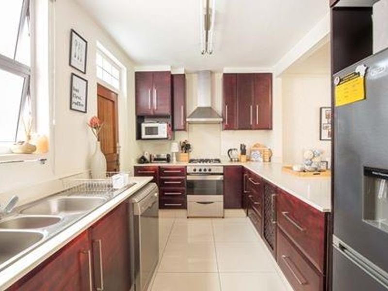 Beautiful 3 Bed Townhouse (Pet friendly – Cats & Small dogs) in Sunningdale!! - Photo 4