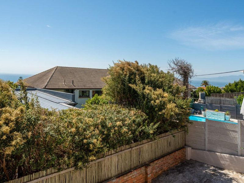 Sunny apartment with sea views overlooking Roman Rock Lighthouse - Photo 5