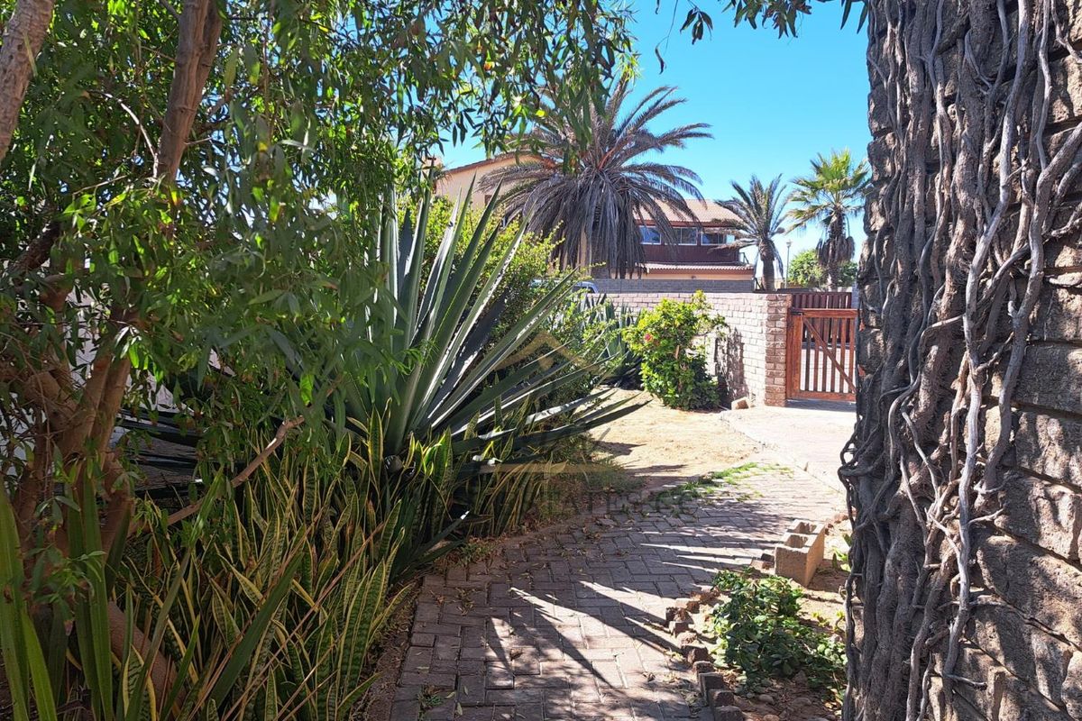 3 Bedroom Family home offering 3 garages for sale in Walvis Bay - Photo 2