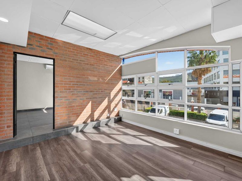 Bright 160m2 Office Space To Let in Roeland Square | Gardens | Excellent Natural Light & Exposure - Photo 8