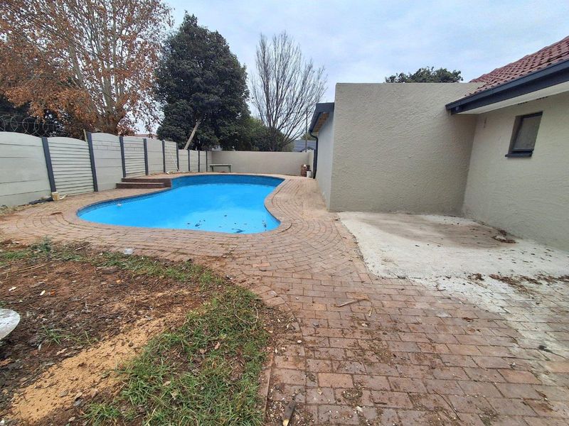 Bargain Alert! Brand-New Renovated Family Home at an Unbeatable Price in Risiville - Photo 4