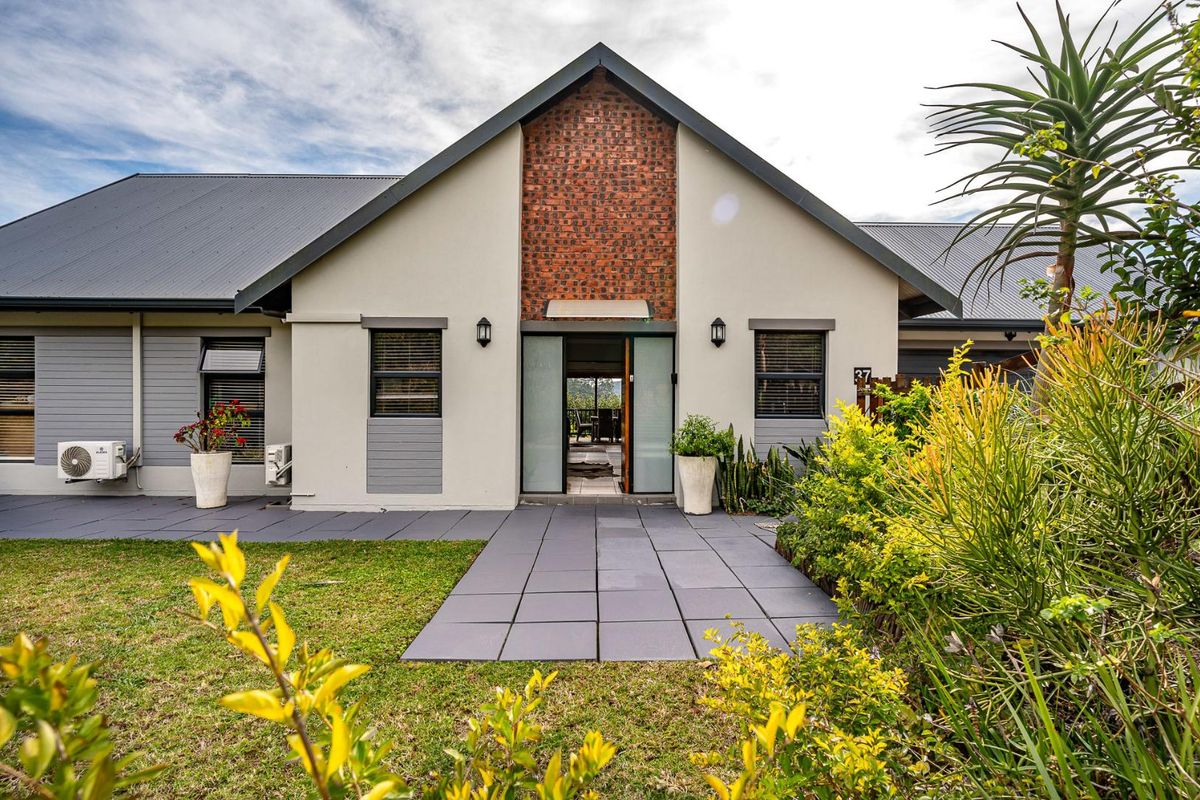 Exquisite Freestanding 3 bed, 2 bath townhouse in Waterfall - Photo 2