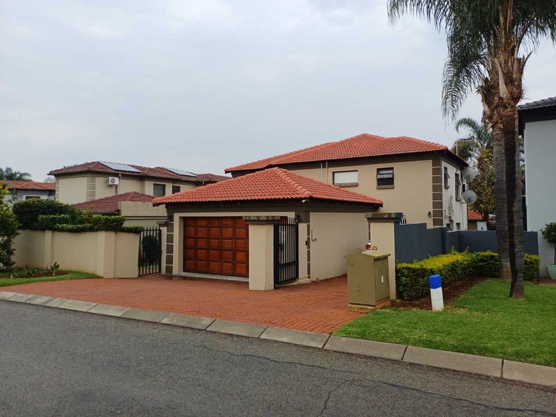 Modern 4 Bedroom House in Willowbrook - Photo 1