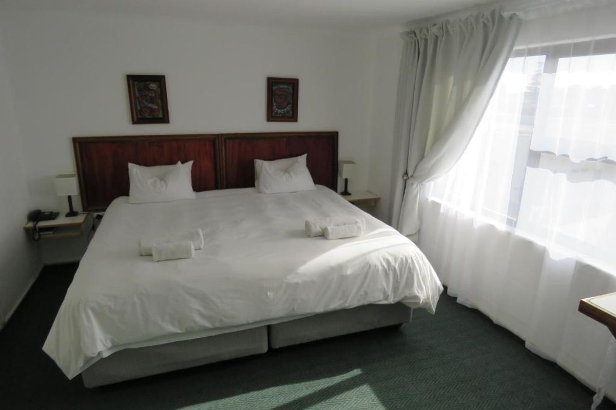WALVIS BAY LUXURY GUESTHOUSE FOR SALE - Photo 3