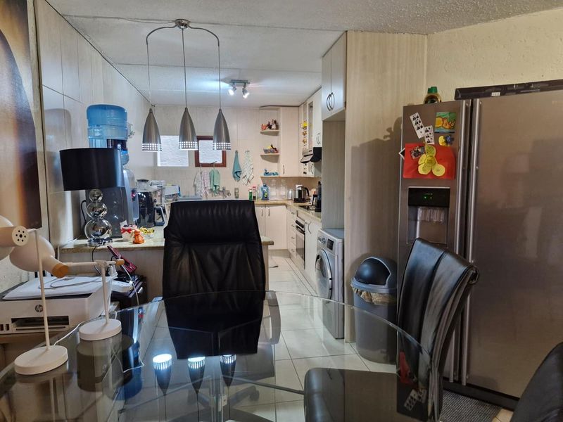 Renovated Two Bedroom Apartment - Photo 6