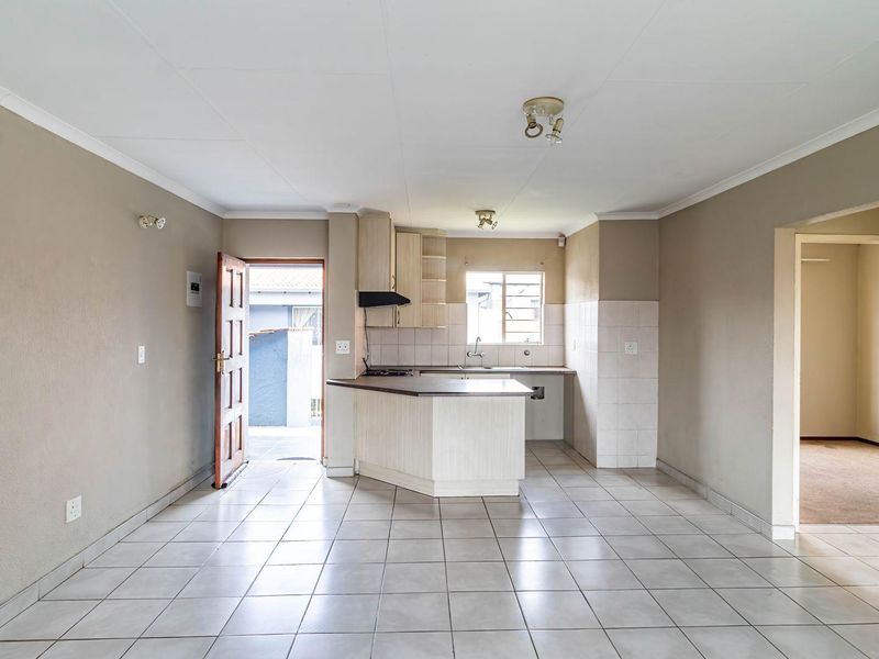 Perfect First time Buyer Home in a secure Complex - Photo 2