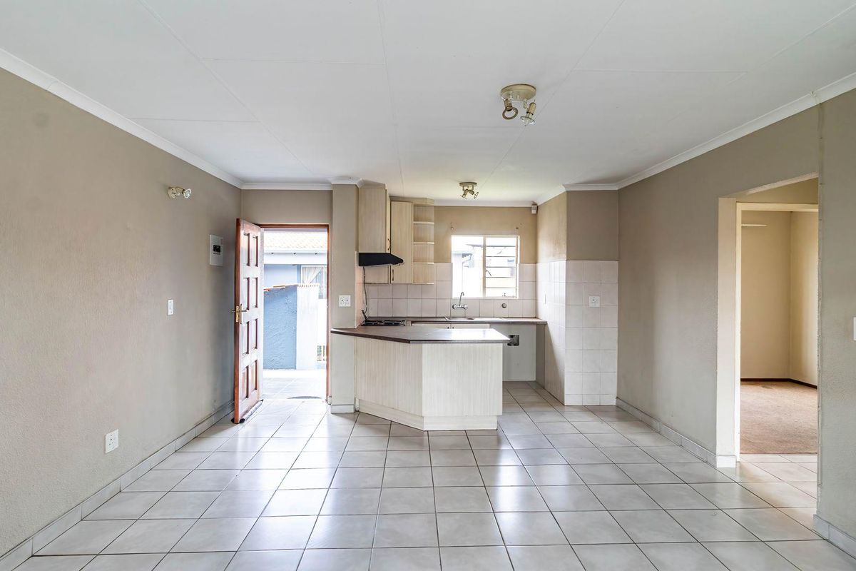 Perfect First time Buyer Home in a secure Complex - Photo 2