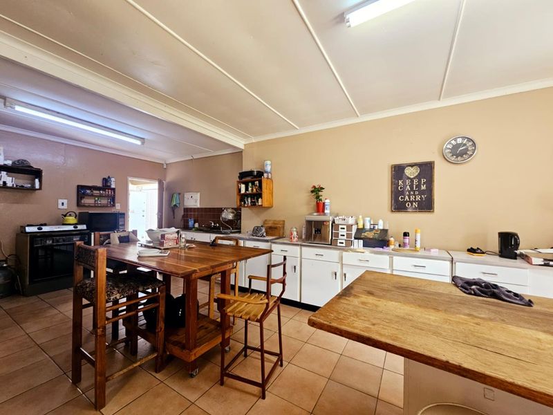 "Discover Comfort: 4 Beds, Pool, Braai, & More!" - Photo 4