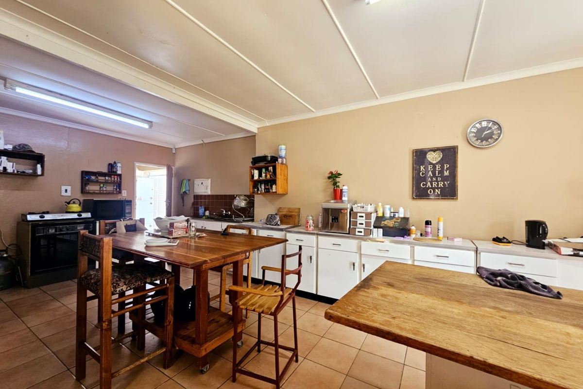 "Discover Comfort: 4 Beds, Pool, Braai, & More!" - Photo 4