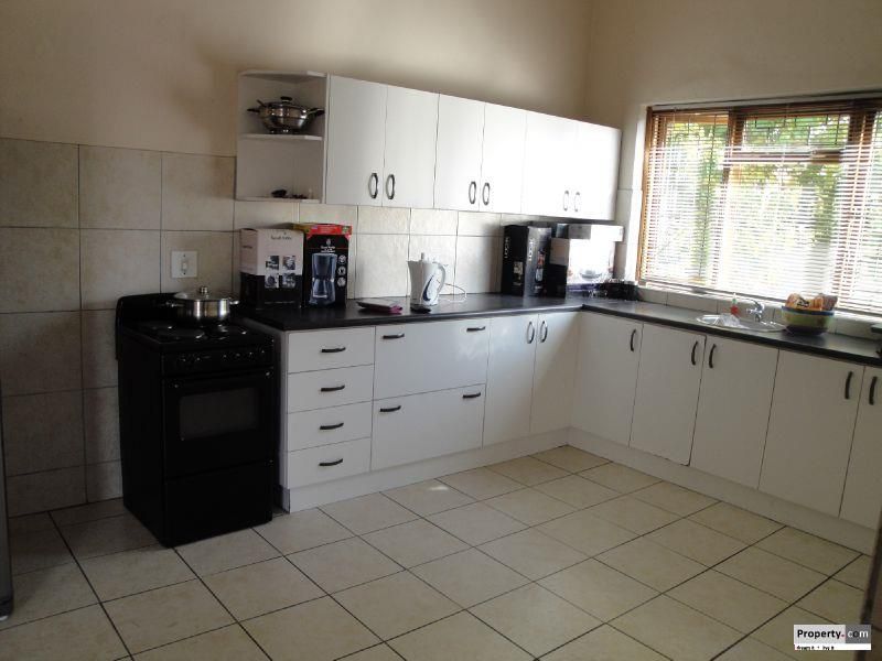 4 bedrooms Home in SYDENHAM - Photo 4