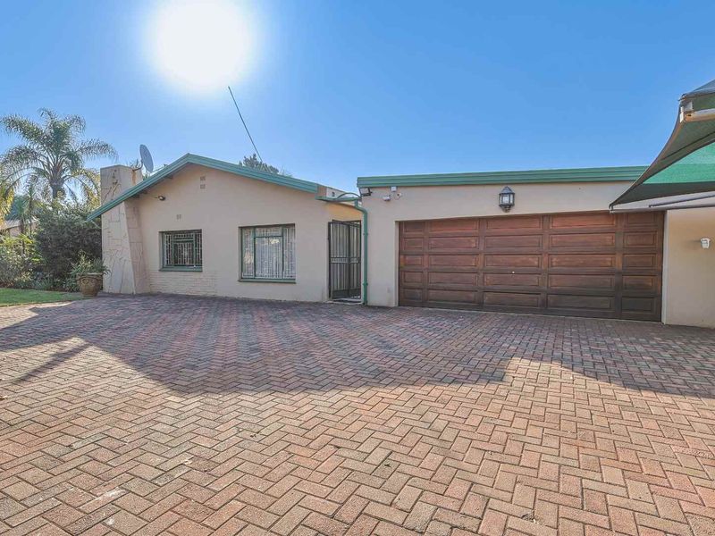 Exclusive Waverley Gem – A Spacious Family Haven in The Moot - Photo 1