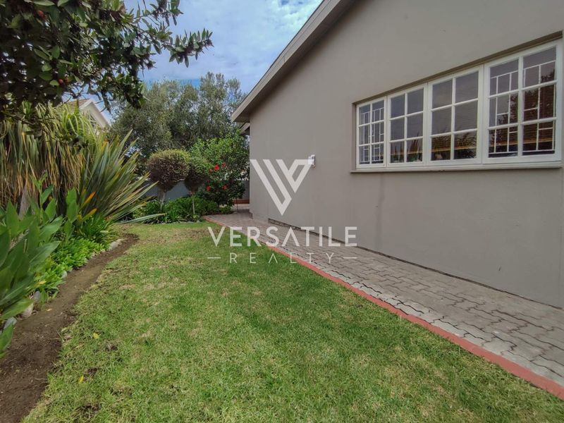 Generous 420sqm Single Level Family Home - Photo 4