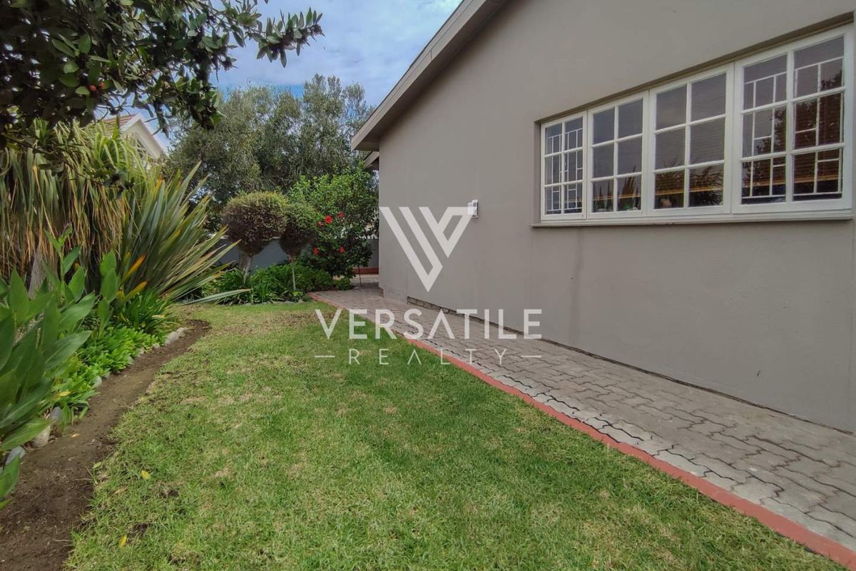 Generous 420sqm Single Level Family Home - Photo 4