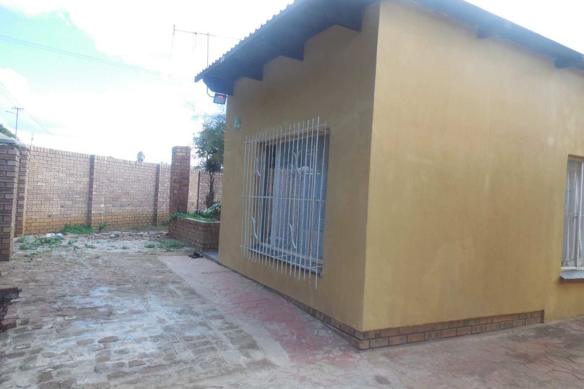 Newly Renovated Three Bedroom Home with Modern Open Plan Living - Photo 2