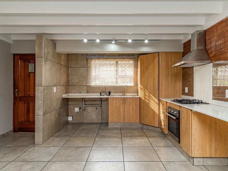 Beautifully Renovated Townhouse in Secure Blue Lakes Estate - Photo 7