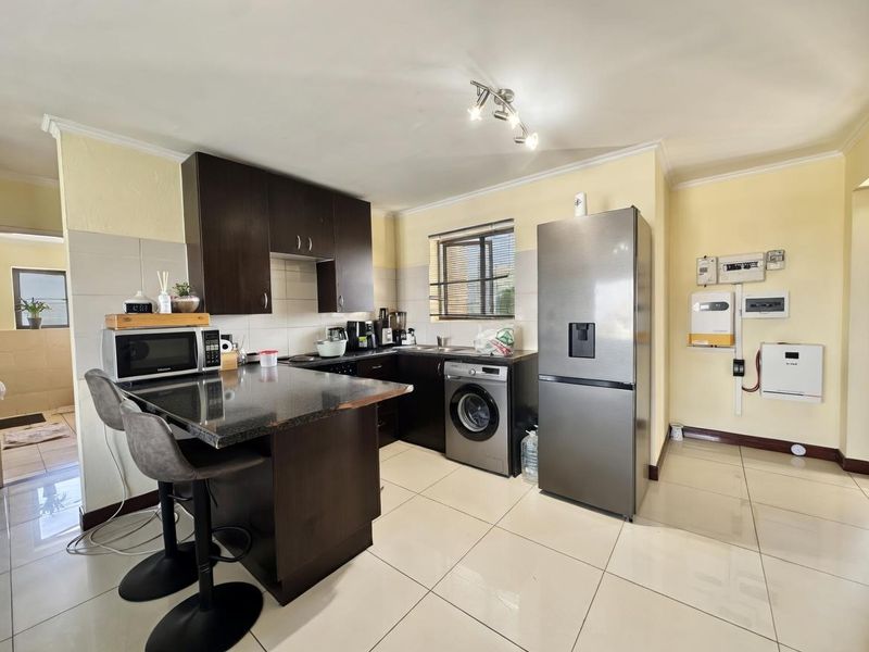 WELL PRICED 2 BEDROOM PENTHOUSE APARTMENT FOR SALE IN MIDRAND - Photo 5