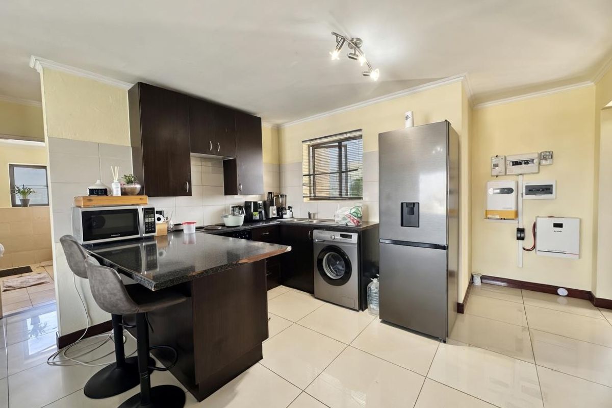 WELL PRICED 2 BEDROOM PENTHOUSE APARTMENT FOR SALE IN MIDRAND - Photo 5
