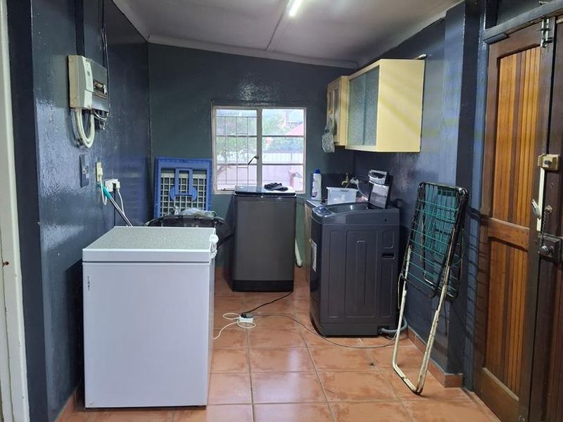 Main House & Flat: Perfect for Extended Family Living - Photo 8