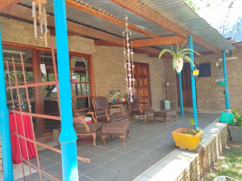 Charming Sunlit Home with Lush Garden in Prime Location - Photo 3