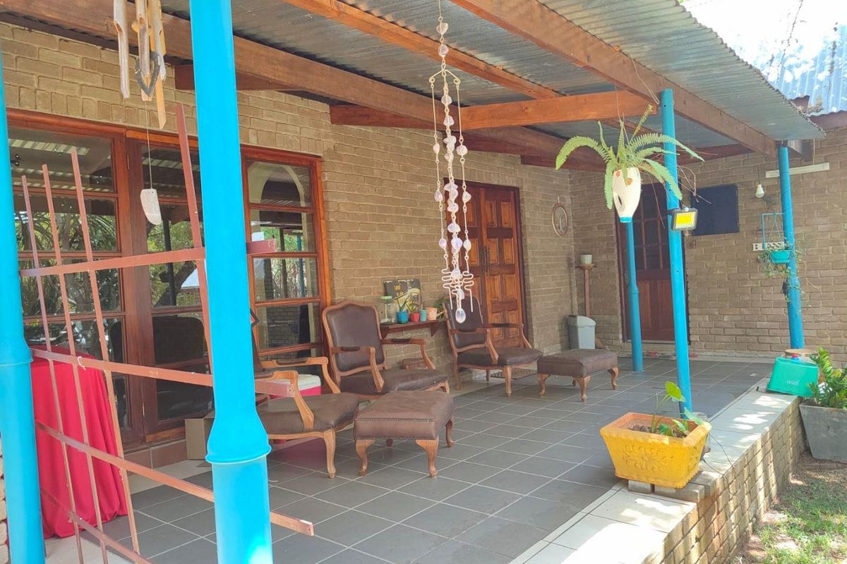 Charming Sunlit Home with Lush Garden in Prime Location - Photo 3