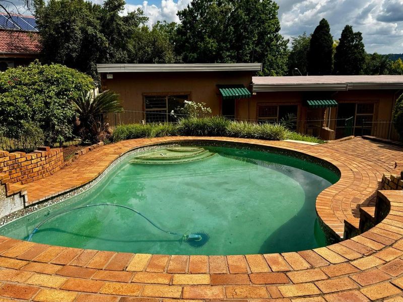 Spacious 4–6 Bedroom Family Home with Separate Office in Faerie Glen - Photo 2