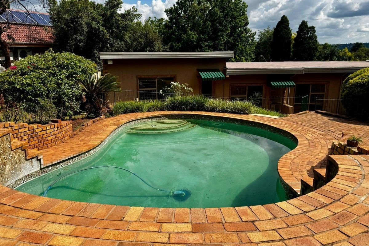 Spacious 4–6 Bedroom Family Home with Separate Office in Faerie Glen - Photo 2