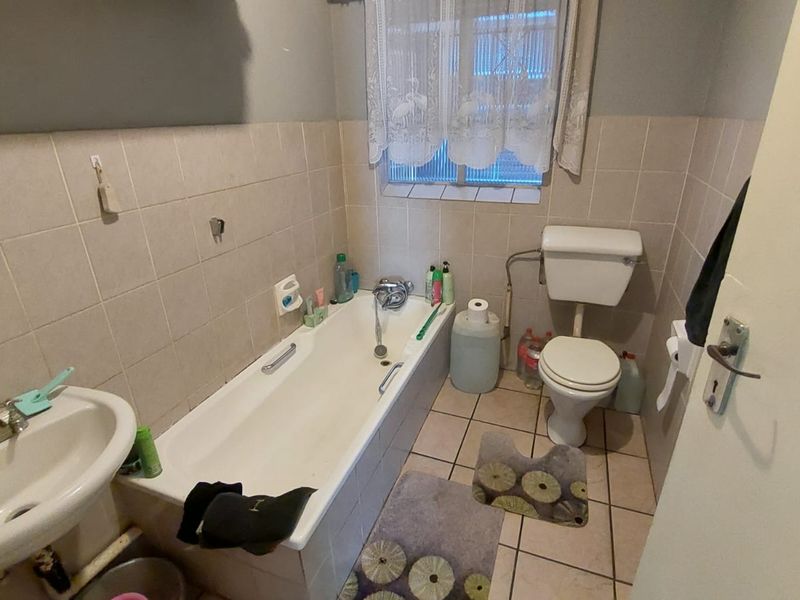 Charming 2-Bed Ground Floor Unit with Garden! - Photo 9