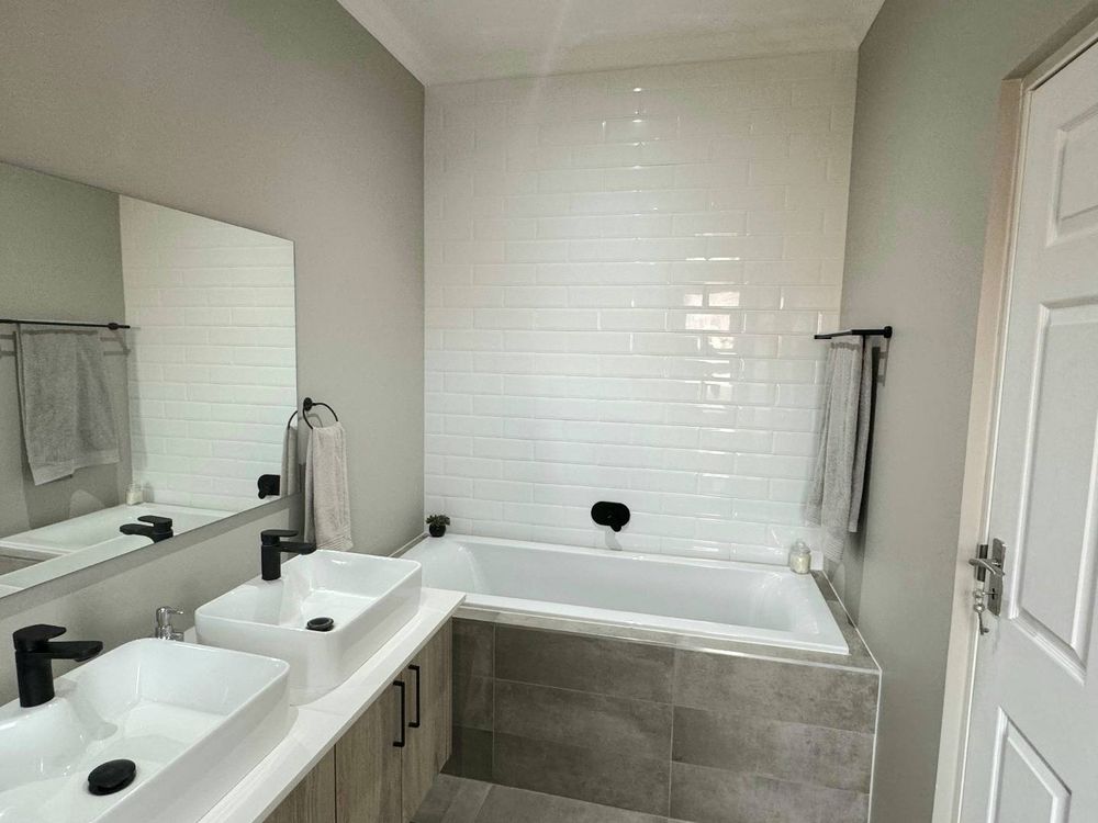 Main bathroom ensuite