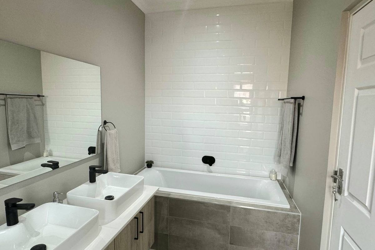 ELEGANT CONTEMPORARY LIVING AT IT'S FINEST - Photo 5