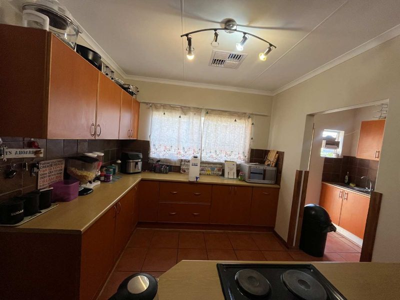 4 Bedroom Family Home with Private 2 Bedroom Flat in a Sought-After Neighbourhood - Photo 4