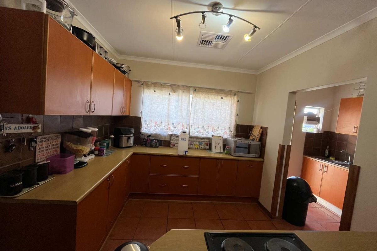 4 Bedroom Family Home with Private 2 Bedroom Flat in a Sought-After Neighbourhood - Photo 4