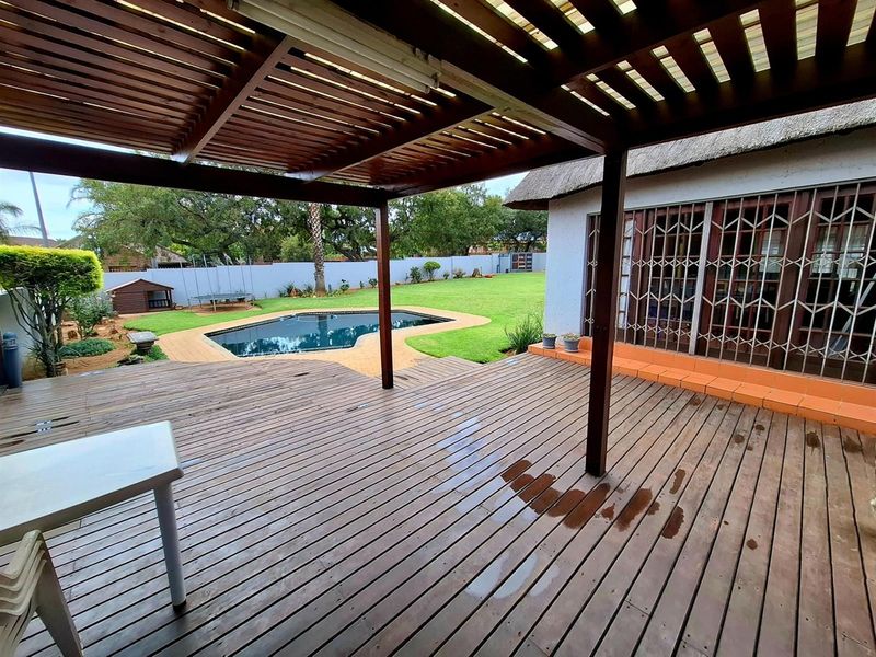 Step into a world where every day feels like a getaway. Family home with flatlet for extended family - Photo 6