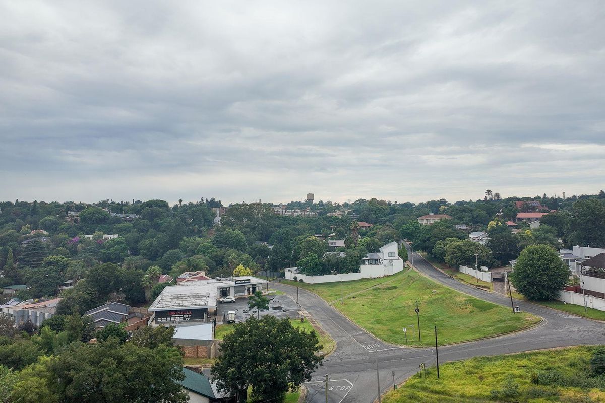 Refurbished 3 bed, 2 bath apartment - Photo 3