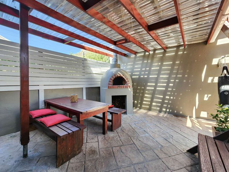 Iconic Muizenberg Property | 2 Apartments | Sold as Going Concern | Guesthouse/Commercial Potential - Photo 5