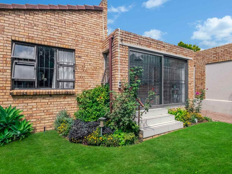 SINGLE-LEVEL LIVING IN A SECURE COMPLEX – THIS CAN BE YOUR NEXT HAPPY PLACE - Photo 8