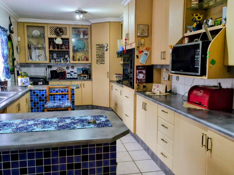 "Family Paradise: Pool, Solar & Spacious!" - Photo 8