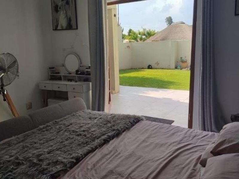 Two Bedroom renovated ground floor apartment with a big garden - Photo 6